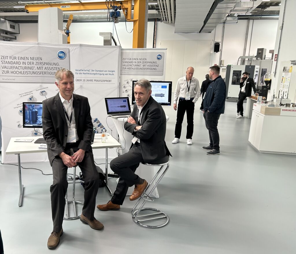 Martin Kalveram, Leiter Seco Innovation Hub, mit Bernd Kempa, Leiter Value Facturing (links)